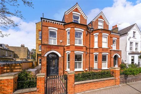 A wonderful five bedroom family home in the popular 'Nightingale Triangle.' - Photo 3