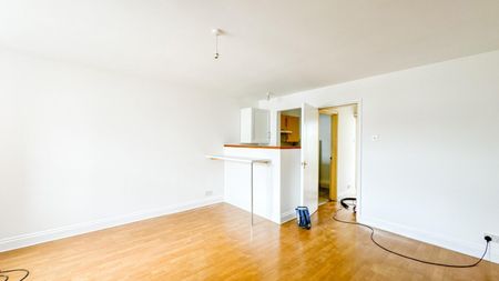 1 bedroom Flat To Let - Photo 2