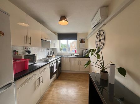 1 bedroom Maisonette - Walnut Tree Close, Stevenage - Photo 3