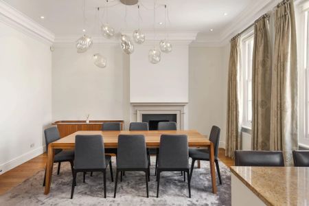 An elegant Mayfair duplex with roof terrace, balcony and lift. - Photo 3