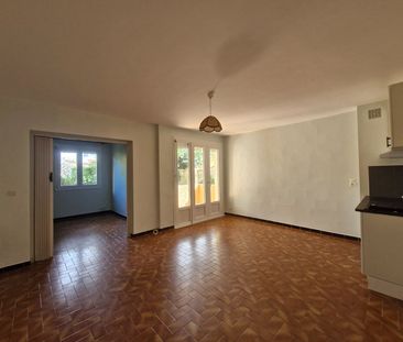 A LOUER T2 RDV AVEC BALCON PORT LA NOUVELLE - Photo 3