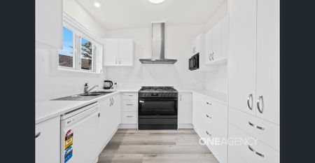 COMFORTABLE COASTAL HOME IN SOUGHT-AFTER MOLLYMOOK - Photo 3