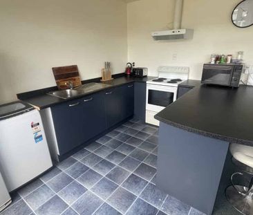 Spacious Apartment in Great Location! - Photo 4