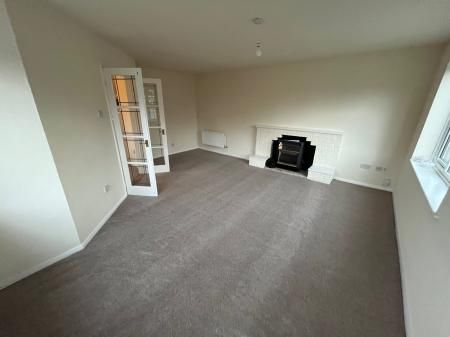 4 bedroom Detached house To Let - Photo 3