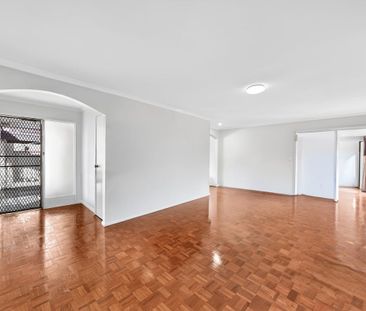 Spacious Family Home! - Photo 2