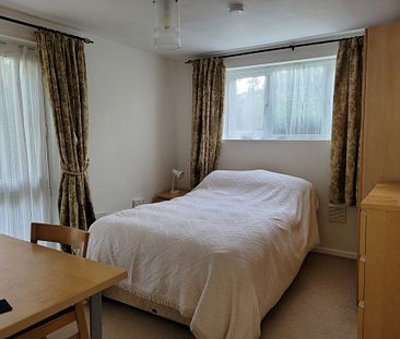 Attractive One Bedroom Flat in Quiet Leafy Street, 3 Miles from Oxford and Close to Oxford Parkway Rail Station - Photo 1
