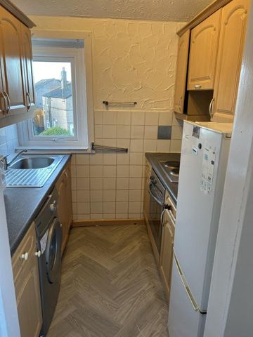 3 bedroom flat to rent - Photo 4