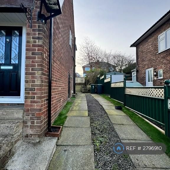 3 bedroom semi-detached house to rent - Photo 1