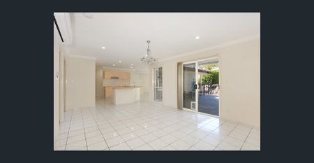 Large Home with Granny Flat in Prime Location! - Photo 3