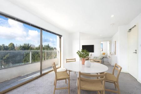 STYLISH ONE-BEDROOM APARTMENT WITH BALCONY IN THE HEART OF ST KILDA - Photo 2