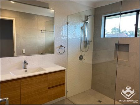 Fully Renovated + Pool + Study - Walking Distance to Westfield Garden City - Photo 2