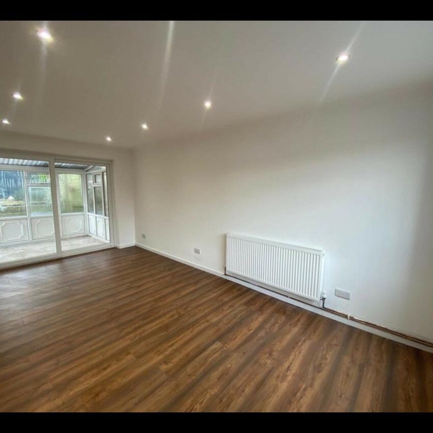 3 Bed Semi-Detached House, Leeds, LS16 - Photo 1