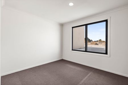 Good Sized Family Townhouse - Photo 3