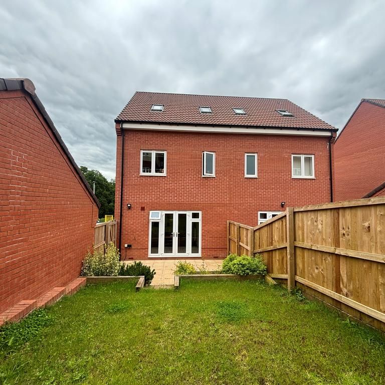 3 bedroom semi-detached house to rent - Photo 1