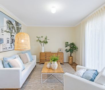 STYLISH 3 BEDROOM TOWNHOUSE. LOCK-UP GARAGE. PRIME LOCATION! - Photo 2