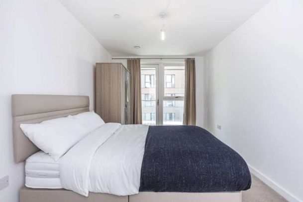 Savills offer this modern two double bedroom apartment located in North Greenwich. This property offers two bathrooms, open plan kitchen/ lounge which is extremely spacious balcony. - Photo 1