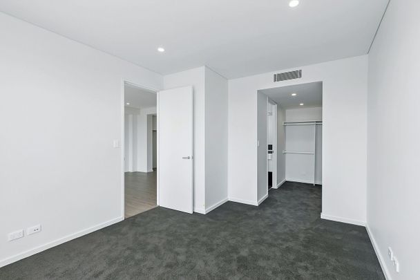 Luxuriously Appointed Three Bedroom Apartment - Photo 1