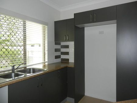 Spacious Three-Bedroom Villa with Mountain Views - Photo 3