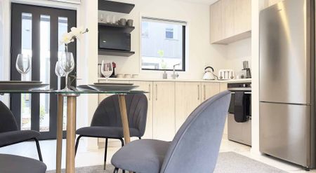 FULLY FURNISHED STYLISHLY PRESENTED INNER CITY TOWNHOUSE! - Photo 2