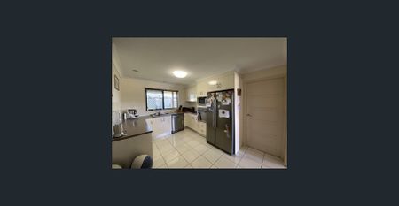 Spacious Three-Bedroom Townhouse ! - Photo 5