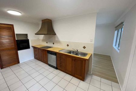 Perfect Location - beautifully renovated home. Family dream - Photo 3