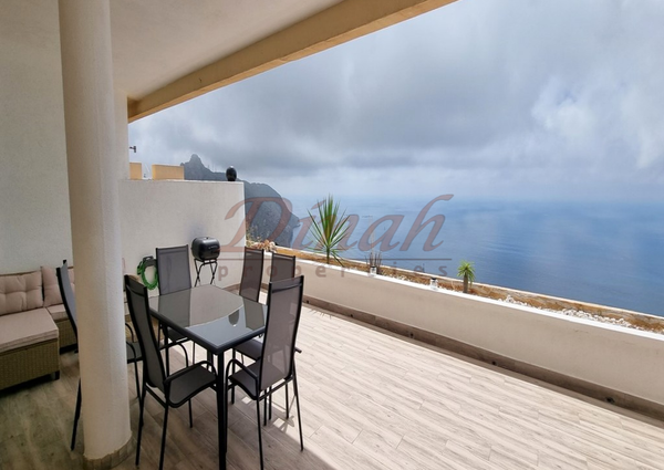 Exclusive flat with stunning terrace and spectacular sea views.