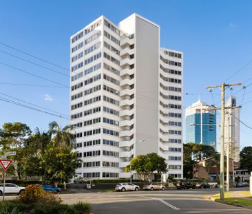 Stylish, Fully-Furnished Apartment in the Heart of Surfers Paradise - Photo 2