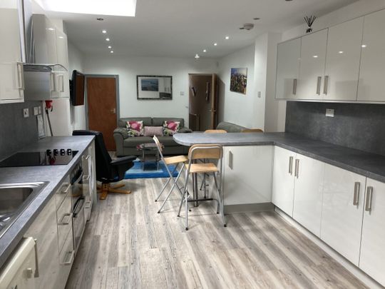 6 bedroom house to rent - Photo 1