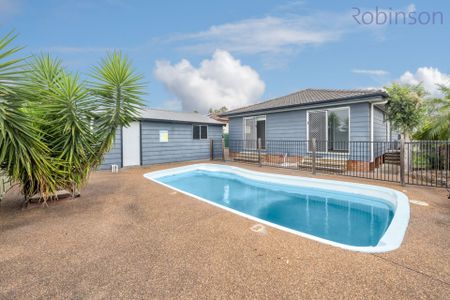 Freshly painted family home, with new flooring throughout and pool! - Photo 2