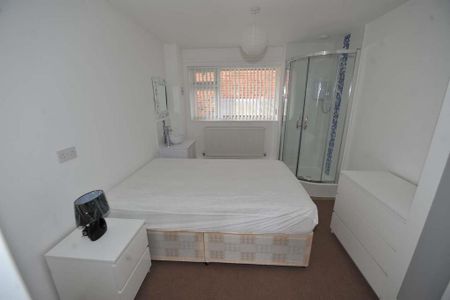 3 bedroom flat to rent - Photo 5