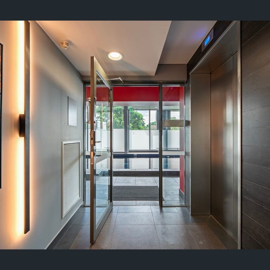 Next to East Village I Large 3-Bedroom Apartment I Double Carspace - Photo 1