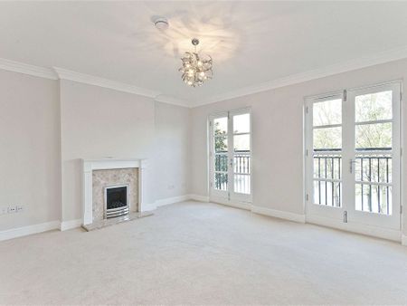 Town house set in a private gated development overlooking the river and 0.7 miles away from Hampton Court Station. - Photo 5