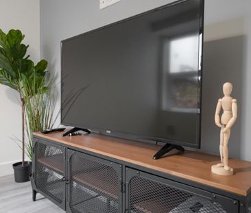 Telephone #32 - Photo 1