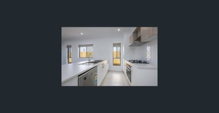 MODERN & LIGHT 4 BEDROOM HOME! - Photo 3