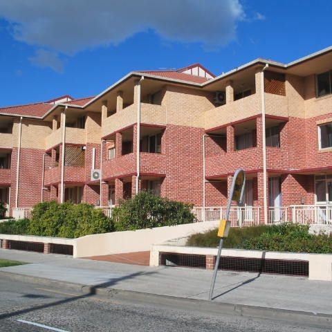 Spacious 2 bedroom apartment conveniently located close to transport - Photo 1