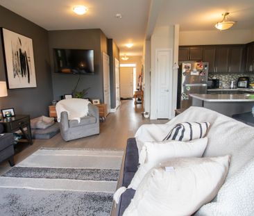 **STUNNING** 3 Bedroom Semi Detached Home in St. Catharines!! - Photo 3