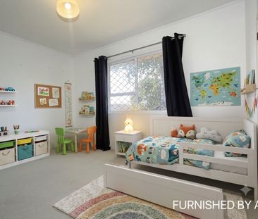 Sunny 4 bedroom 1 bathroom family home - Photo 2