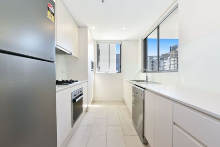Spacious North-Facing Three-Bedroom Apartment with Two-Car Parking - Photo 4