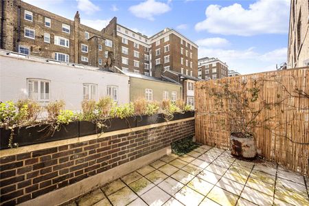 A spacious and well-presented three double bedroom mews house with outdoor space. - Photo 3
