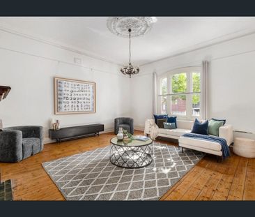 SPACIOUS 3/4 BEDROOM HOUSE IN GREAT LOCATION - Photo 2