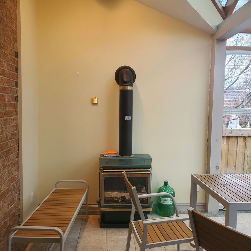 For Lease - 104 Houseman Crescent, Richmond Hill, Ontario - Photo 1