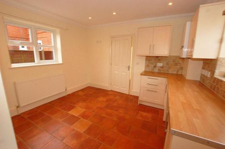 3 bedroom semi-detached house to rent - Photo 2