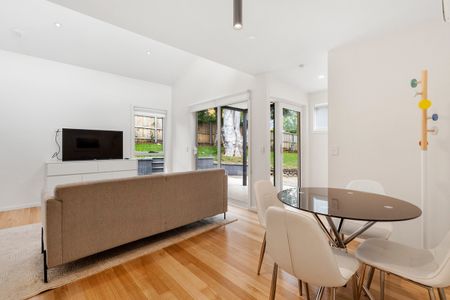 Fully Furnished Bright 2-Bedroom Home Plus Studio in Sandy Bay - Photo 2