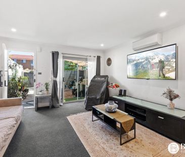 Contemporary Townhouse - Photo 2