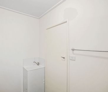 MODERN & LOW-MAINTENANCE LIVING IN THE HEART OF DANDENONG - Photo 4