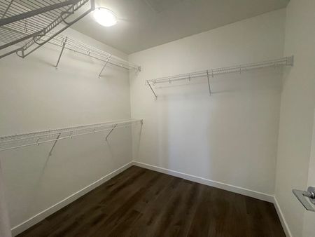The Grove Luxurious 3 Bedroom Plus Den - Photo 5