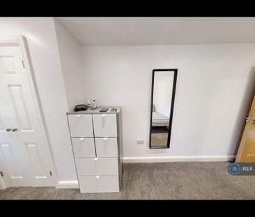 8 bedroom semi-detached house to rent - Photo 5