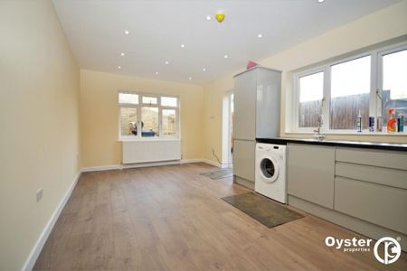3 bedroom flat to rent - Photo 5