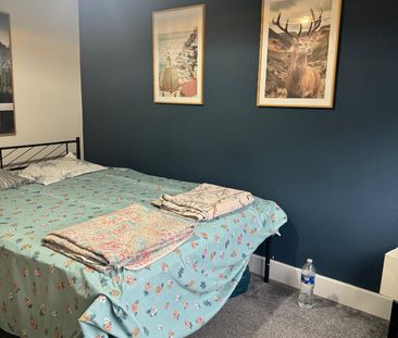 Double bedroom close to chigwel station- £880 pcm - Photo 1