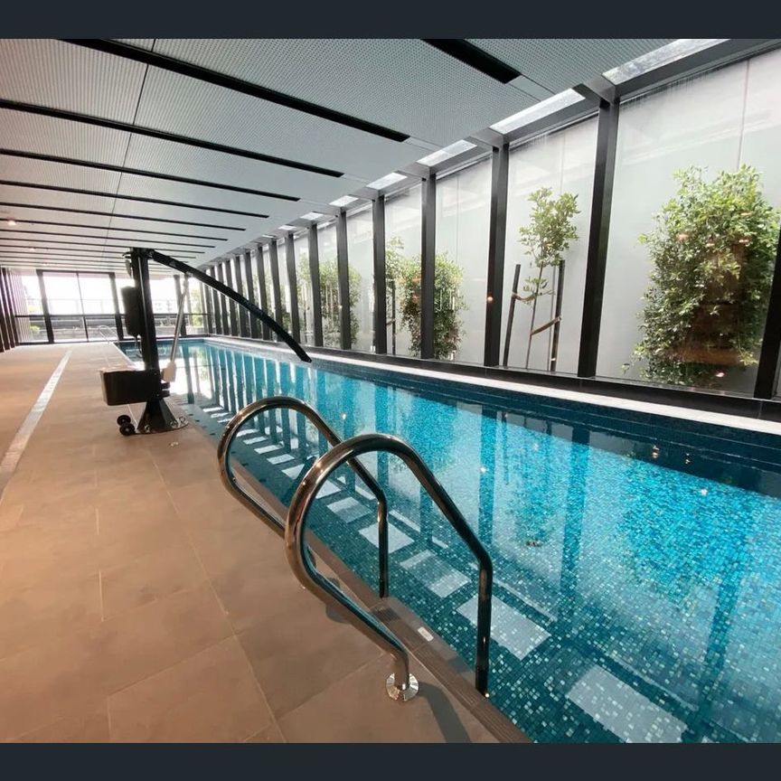 Stylish Fully Furnished Apartment with Stunning City Views – Prime Box Hill Location - Photo 1